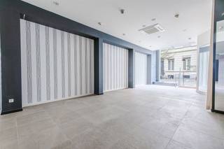 <p><strong>Welkom ondernemer!</strong><br /><br />Bent u op zoek naar een commerciële toplocatie waar uw onderneming écht kan groeien? Dan is dit handelspand van ca. 130 m² in de Leopoldstraat in Turnhout absoluut een bezoek waard.<br /><br />De Leopoldstraat behoort tot de bekendste winkelstraten van Turnhout en geniet een uitstekende zichtbaarheid, een sterke passage en een centrale ligging. Met een ruime publieke parking recht tegenover het pand en een gevarieerd aanbod aan handelszaken, horeca en dienstverlening is dit een locatie waar dagelijks veel bezoekers passeren.<br /><br /><strong>Turnhout: dé commerciële hoofdstad van de Kempen</strong><br /><br />Turnhout blijft zich ontwikkelen als een bruisende winkel- en ondernemersstad. Dagelijks vinden bezoekers uit de volledige regio hun weg naar het centrum voor winkelen, dienstverlening en horeca. Daarnaast investeert de stad verder in een aantrekkelijke en toekomstgerichte binnenstad. De circulatieplannen zorgen voor een aangenamere winkelbeleving, een betere bereikbaarheid via de centrumparkings en meer ruimte voor voetgangers en fietsers. Dat maakt ondernemen in het centrum vandaag én morgen bijzonder interessant.<br /><br /><strong>Een pand met tal van mogelijkheden</strong><br />Dit handelspand biedt tal van mogelijkheden voor detailhandel, een kantoor, praktijkruimte, schoonheidsinstituut, conceptstore of een andere commerciële activiteit. Welke bestemming, verbouwing of functiewijziging mogelijk is, bekijken we graag samen met u. <br />Wij denken verder dan de verkoop.<br /><br /><strong>Bij Home-ID Lauwers begeleiden we u niet alleen bij de aankoop van een pand. We denken actief met u mee over:</strong><br />* de haalbaarheid van uw project;<br />* mogelijke verbouwingen en indelingen;<br />* kostenramingen;<br />* de vergunningsmogelijkheden in overleg met de gemeente;<br />* de beste invulling voor uw ondernemingsconcept.<br /><br />Zo kunt u met vertrouwen de volgende stap zetten.<br /><br />Wij geloven dat een ondernemer meer nodig heeft dan alleen een pand. Dankzij onze ervaring op de Turnhoutse vastgoedmarkt en ons netwerk van lokale partners denken wij vanaf het eerste gesprek met u mee. Zo begeleiden we u niet alleen bij de aankoop, maar ook bij het realiseren van uw ondernemersplannen.<br /><br /><strong>Alle informatie transparant beschikbaar</strong><br />* EPC beschikbaar<br />* Bodemattest beschikbaar<br />* Stedenbouwkundige inlichtingen beschikbaar<br />* Elektrische keuring op aanvraag<br /><br />Bent u op zoek naar een locatie waar uw onderneming alle kansen krijgt om te groeien? Dan nodigen wij u graag uit voor een vrijblijvend bezoek. Samen bekijken we hoe we van dit pand de ideale uitvalsbasis voor uw onderneming kunnen maken.<span><span></span></span></p>