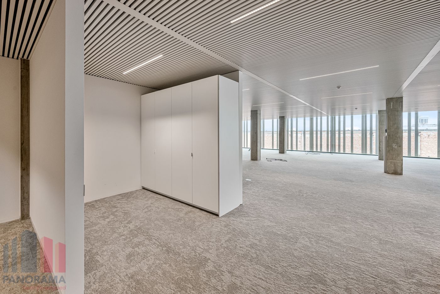 309 m² HIGH-END KANTOREN OP TOPLOCATIE LANGS DE E40 TE OOSTKAMP - photo 1