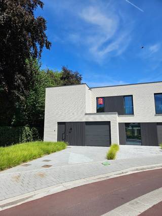 Harelbeke, stad aan de Leie, is een aantrekkelijke plek om te wonen. In het centrum hebben wij nog deze gezinswoning met tuin te koop. Deze woning is de ideale uitvalsbasis in het centrum van Harelbeke. Alles wat je nodig hebt, is er te vinden, vaak op wandelafstand. Van winkels voor al je inkopen tot gezellige terrasjes om even te verpozen. Van een streepje natuur in provinciedomein De Gavers tot een vleugje cultuur in CC Het Spoor.<br /><br />Deze woning in de Ballingenweg omvat:<br /><br />- 3 slaapkamers<br />- eigen garage<br />- aangelegde tuin met aparte ingang, oprit en terras.<br />- in detail afgewerkt met hoogwaardige materialen + voldoen aan de hedendaagse comforteisen, met veel aandacht voor thermische en akoestische isolatie<br />- inclusief schilderwerken!<br />- vloerverwarming, zonnepanelen, warmtepomp en vraaggestuurde ventilatie<br />- betaal gedurende 5 jaar lang GEEN onroerende voorheffing door het lage E-peil (E0)!<br />- grote ramen zorgen dan weer voor veel natuurlijke lichtinval en vergroten het ruimtegevoel in je woning<br />- waterontharder <br />- gelegen op een rustige locatie op wandelafstand van de markt!<br /><br />Koop hier aan 6% btw en bespaar zo tot maar liefst €52.000!<br /><br />Wil jij hier graag wonen? Maak een afspraak voor meer informatie via ben@eribo.be of 0488/942.643.