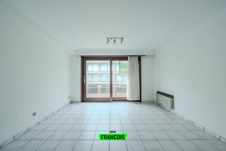 Dit lichtrijke appartement bevindt zich in een rustige straat pal in het centrum van Middelkerke en biedt een comfortabele en praktische indeling. Dankzij het gunstige EPC-label B en 2 zonnige terrassen geniet u bovendien van energiezuinig wonen, ideaal voor zowel vaste bewoning als tweede verblijf aan zee.<br /><br />De leefruimte is open en luchtig ingedeeld en sluit naadloos aan op de keuken, wat zorgt voor een gezellige en moderne woonbeleving. De badkamer is uitgerust met alle basiscomfort en beschikt over een apart toilet voor extra praktisch gemak.<br /><br />De twee slaapkamers zijn verbonden met een veranda, waardoor er extra licht en ruimte wordt gecreëerd. Bovendien beschikt het appartement zowel vooraan als achteraan over een terras – perfect om in alle rust van de zon te genieten, ongeacht het moment van de dag.<br /><br />Met zijn ligging in de Antoine Van Cailliestraat bevindt u zich vlak bij winkels, horeca, openbaar vervoer en het strand, wat dit appartement tot een ideale woonst of investering maakt.<br /><br />Als extra is er ook een handige kelderberging aanwezig.<br /><br />Voor meer informatie of een bezoek kunt u contact opnemen met Inti via inti@immofrancois.be<br /><br /> of 0499 74 89 74.<br /><br />