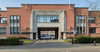 Instapklare kantoorruimte op campus Blairon te Turnhout. <br /><br />Deze kantoorruimte is bestemd voor grote en kleine ondernemingen. Op de campus bevinden zich betalende parkeerplaatsen en een gratis fietsenstalling, waarvan u gebruik kan maken. <br />Daarnaast bevindt er zich ook een gemeenschappelijk sanitair en beschikt het over een alarmsysteem en zonnewering. <br />Er kan gebruik gemaakt worden van een dienstverlening zoals gemeenschappelijke ruimtes, vergaderzalen, ICT-infrastructuur, beveiliging via alarminstallatie, etc. <br /><br />Bijzonderheden:<br />* Voorschotten voor nutsvoorzieningen <br />* Voorschotten brandverzekering en onroerende voorheffing