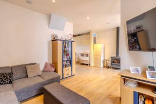 Gezellige woning met 2 slaapkamers en tuin.<br /><br />Deze woning bevindt zich in een rustige, autoluwe straat in Kontich-Kazerne. Alle voorzieningen zijn vlot bereikbaar: supermarkt, bakker, 2 scholen en het treinstation liggen op wandelafstand. De woning scoort goed op energiegebied met een EPC-label C. Verder is een een centraal systeem voorzien voor de bediening van verlichting, ingebouwde muziekspeakers en elektrische rolluiken.<br />De aangename tuin vormt een mooie aanvulling en biedt veel mogelijkheden.<br /><br />De indeling is als volgt:<br /><br />Gelijkvloers: leefruimte met haard, keuken, eethoek en berging.<br />Tussenverdieping: badkamer<br />Zolderverdieping: nachthal, 2 slaapkamers<br />Kelder<br /><br />Algemeen:<br />- Gunstige ligging<br />- EPC C<br />- Asbestveilig<br />- Elektriciteit conform<br /><br />Bekijk zeker de 360° rondgang via onze website (+ mogelijkheid tot opmeten en ontmeubelen).<br />Alle attesten zijn beschikbaar onderaan op onze website. <br />Voor meer info of een bezoek: 0472 22 22 88 of danielle@solittvastgoed.be.