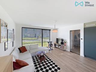 Moderne en lichtrijke nieuwbouwwoning met 3 slaapkamers, volledig afgewerkt en instapklaar.<br /><br />Indeling:<br /><br />Gelijkvloers: <br />Ruime inkomhal met gastentoilet<br />Praktische berging<br />Open leefruimte met volledig uitgeruste keuken + kookeiland<br />Aparte technische berging<br />Eerste verdieping:<br />nachthal, badkamer met inloopdouche, dubbele wastafel én bad, 3 volwaardige slaapkamers<br /><br />Extra troeven:<br /><br />Zonnige, ruime tuin <br />Carport + afgesloten ruime buitenberging<br />Energiezuinige nieuwbouw (A+)<br />Uitstekende verbinding naar Waregem en de autosnelweg.<br /><br />Ideaal voor wie snel wil verhuizen zonder zorgen, met nog ruimte voor afwerking naar eigen smaak.<br /><br />De vermelde prijs is een richtprijs. Elk bod onder, op en boven deze prijs wordt voorgelegd aan de eigenaar, die al dan niet kan aanvaarden. <br /><br />Slechts 2% registratierechten verschuldigd indien deze woning uw eerste en enige woning wordt;<br />Bij de aankoop is geen BTW meer verschuldigd.<br /><br />Nieuwsgierig om deze woning te ontdekken? Contacteer ons voor een bezoek ter plaatse!