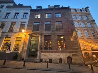 BRUXELLES, en face du Manneken Pis, de la Grand Place et de toutes commodités, appartement NON-MEUBLE de ±62m² au 2ème étage d’un immeuble...