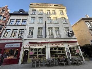 Appartement in het hartje van het stadscentrum op wandelafstand van Groenplaats, Scheldekaaien, gezellige restaurants, hoge scholen en universiteit.<br /><br />Indeling van het appartement:<br />Living: +/- 21 m² op parket.<br />Ingerichte keuken op parket met kasten, elektrisch kookfornuis, spoeltafel, frigo met vriesvak, dampkap.<br />Slaapkamer: +/- 12 op parket.<br />Badkamer: +/- 4 m², tegels, ligbad, lavabo en toilet.<br /><br />Algemene onkosten: +/- 90 per maand.<br />CV op gas. 