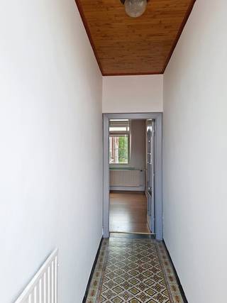 <p>Deze charmante woning combineert karakter, comfort en een uitstekende ligging op wandelafstand van het centrum van Kessel. Bovendien werden de voorbije jaren verschillende belangrijke vernieuwingen uitgevoerd, waaronder een hoogrendementsketel, nieuwe ramen met dubbele beglazing, rolluiken en vliegenramen. Ook de elektriciteit is conform. <br />Een extra troef is de ruime parkeergelegenheid. Vooraan de woning zijn er twee staanplaatsen en achteraan, bereikbaar via de Terlakenweg, bevindt zich een derde parkeerplaats met een garage die plaats biedt aan één wagen en meerdere fietsen. De woning is ingedeeld als volgt: een inkomhal, een gezellige leefruimte met karaktervolle erker, een praktische berging en een aparte, bijzonder ruime keuken. Achteraan bevindt zich de badkamer, uitgerust met een inloopdouche, toilet en wastafel. Vanuit de keuken bereikt u het terras met twee handige buitenbergingen, waarop de zonnepanelen zijn geplaatst. De diepe tuin biedt tal van mogelijkheden en is zowel via een poortje aan de voorzijde als via een dubbele poort naast de garage achteraan toegankelijk. Op de eerste verdieping bevinden zich mogelijk drie slaapkamers, waarvan twee ruime en één kleinere. <br />Met haar authentieke charme, fraaie gevel, originele binnendeuren, meerdere toegangen, conforme elektriciteit en uitstekende parkeermogelijkheden is deze woning een ideale keuze voor wie op zoek is naar een karaktervolle woning met potentieel.</p>