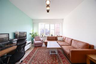 <p><span><strong>Instapklaar en Gerenoveerd Appartement met 3 Slaapkamers nabij het Centrum van Antwerpen</strong></span></p><p> </p><p><span>In een verzorgd, kleinschalig gebouw met slechts drie wooneenheden, vind je dit lichtrijk en instapklaar appartement op de eerste verdieping. De woning werd grondig gerenoveerd en is ideaal voor wie op zoek is naar een investering of een eerste woning zonder renovatiezorgen.</span></p><p><span>Je komt binnen in de gezellige leefruimte met laminaatvloer, die aansluit op de volledig geïnstalleerde keuken. Verder zijn er drie comfortabele slaapkamers, een moderne badkamer met ligbad en toilet en een zonnig terras.</span></p><p><br /><span>Het appartement bevindt zich op een toplocatie vlakbij het centrum van Antwerpen. Openbaar vervoer is bijzonder vlot: de tramhalte ligt pal voor de deur. Ook winkels, scholen en invalswegen zijn in de onmiddellijke omgeving aanwezig, wat het zowel voor eigen bewoning als verhuur erg interessant maakt.</span></p><p> </p><p><span><strong>TROEVEN</strong></span></p><p><span>+ Kleinschalig en rustig gebouw</span></p><p><span>+ Instapklaar en volledig gerenoveerd</span></p><p><span>+ 3 volwaardige slaapkamers met terras</span></p><p><span>+ Geïnstalleerde keuken en moderne badkamer</span></p><p><span>+ Tramhalte voor de deur</span></p><p><span>+ Interessant als opbrengsteigendom</span></p><br /><p><span>Stedenbouwkundig uittreksel in aanvraag.</span></p>