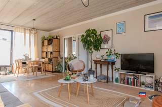 <p><span>HOBOKEN | GEZELLIG APPARTEMENT MET LICHTRIJKE WOONKAMER EN DAKTERRAS GELEGEN OP DE TWEEDE VERDIEPING VAN EEN KLEIN GEBOUW | EPC A |</span></p><p><span>Indeling als volgt: inkomhal - woonkamer met eetruimte - geïnstalleerde keuken met toegang naar het terras - slaapkamer met opbergruimte - badkamer met inloopdouche, toilet en lavabo - berging met aansluitingen wasmachine/droogkast - ruim dakterras</span></p><p><span> </span></p><p><span>Grote troeven: </span></p><ul><li><span>Zeer veel lichtinval</span></li><li><span>Zeer energiezuinig (EPC A)</span></li><li><span>Dakterras</span></li><li><span>Gelegen in rustige woonwijk, vlakbij winkels, scholen en openbaar vervoer, ...</span></li><li><span>Gemeenschappelijke berging</span></li><li><span>Parkeermogelijkheden aan de oprit</span></li><li><span>Elektriciteit is conform het AREI</span></li><li><span>Aparte meters voor elektriciteit, gas en water</span></li><li><span>Geen asbestattest vereist want bouwjaar na 2001</span></li><li><span>Klein gebouw, geen syndicus of maandelijkse kosten</span></li></ul><p><span> </span></p><p><span> </span></p>
