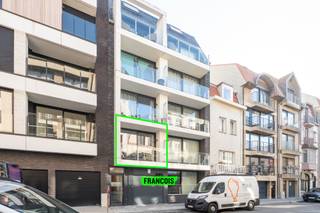 Op een toplocatie in Wenduine, op wandelafstand van zowel de hoofdstraat als de zeedijk, bevindt zich dit recent en stijlvol duplexappartement.De...