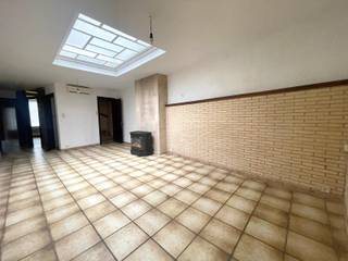 Menen - Woning met tuin en twee slaapkamers te koop.Bestaande uit:Inkomhal, keuken, woonkamer en badkamer1ste verdieping: 2 slaapkamersTroeven: *...