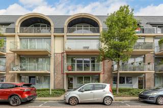 <p></p>
<h1>Ruim en verzorgd appartement met 2 slaapkamers en ondergrondse autostaanplaats in het centrum van Essen</h1>
<p>Dit verzorgde appartement op de eerste verdieping combineert ruimte, comfort en een praktische indeling op een rustige locatie in het hart van Essen. Dankzij de lift, de ondergrondse autostaanplaats en de nabijheid van alle voorzieningen vormt dit een ideale woonst voor wie comfortabel en centraal wil wonen.</p>
<p>Via de gemeenschappelijke inkomhal bereikt u met de trap of lift de eerste verdieping. De inkomhal geeft toegang tot de lichtrijke zonnige leefruimte, waar voldoende plaats is voor zowel een gezellige zithoek als een ruime eethoek. Aansluitend bevindt zich de volledig uitgeruste keuken met elektrische kookplaat, dampkap, oven, koelkast en vaatwasser. Een mooi zuid georienteerd terras maakt het plaatje compleet.</p>
<p>Verder beschikt het appartement over een praktische berging met aansluiting voor wasmachine en droogkast.</p>
<p>De nachthal leidt naar een afzonderlijk gastentoilet met handenwasser en een volledig betegelde badkamer, uitgerust met een ligbad met douchefunctie, een lavabo in meubel en een handdoekradiator.</p>
<p>Aan de rustige achterzijde van het gebouw bevinden zich twee volwaardige slaapkamers van respectievelijk 12,6 m² en 12,3 m².</p>
<p>Bij het appartement hoort bovendien een vlot bereikbare ondergrondse autostaanplaats en gemeenschappelijke fietsenberging inbegrepen in het aanbod.</p>
<h2>Troeven</h2>
<ul>
<li>
<p>Ruim en verzorgd appartement</p>
</li>
<li>
<p>Twee volwaardige slaapkamers</p>
</li>
<li>
<p>Lichtrijke zonnige leefruimte met zuid georienteerd terras</p>
</li>
<li>
<p>Praktische indeling</p>
</li>
<li>
<p>Afzonderlijke berging</p>
</li>
<li>
<p>Lift aanwezig</p>
</li>
<li>
<p>Ondergrondse autostaanplaats inbegrepen</p>
</li>
<li>
<p>Rustige ligging in het centrum van Essen</p>
</li>
<li>
<p>Winkels, openbaar vervoer, horeca, apotheek en andere voorzieningen op wandel- en fietsafstand</p>
</li>
</ul>
<p><strong>Gemeenschappelijke kosten: € 160 per maand</strong></p>