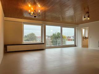 Bij het binnentreden van het appartement komt u binnen in de ruime leefruimte die in verbinding staat met een aangenaam, ruim terras. De...