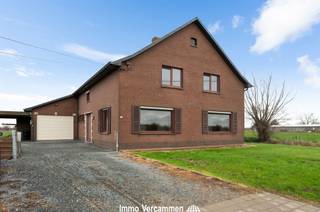 <p><span>Verrassend ruime, landelijke woning te Putte, gelegen op een knap perceel van ruim 21 are met een straatbreedte van maar liefst 50 meter.</span></p><p><span> </span></p><p><span>Deze riante woning biedt met zijn ruime vloeroppervlakte en functionele indeling heel wat potentieel.Een aangename woonkamer met aansluitend leefkeuken bieden een ideale thuis om mensen te ontvangen. De woning is vlot toegankelijk met heden alle woonruimtes inclusief 1 slaapkamer en badkamer op het gelijkvloers. In de garage is nog een extra doucheruimte voorzien. De nachthal op de eerste verdieping geeft toegang tot 2 extra slaapkamers en een zeer ruime zolder, dewelke ingericht kan worden met meerdere extra kamers. Ruime bergplaatsen en een inpandige stal zorgen voor ruim voldoende stockageruimte. Parkeergelegenheid is gegarandeerd dankzij de ruime oprit en garage. En indien u niet binnen wenst te vertoeven, kan u van de tuin rondom de woning genieten - met prachtig zicht op omliggende weilanden en groen.</span></p><p><span> </span></p><p><span>Absoluut aangenaam wonen centraal tussen dorpscentra van Putte en Onze-Lieve-Vrouw-Waver, doch met vlotte bereikbaarheid via belangrijke invalswegen (o.a. R6 - E19), centraal gelegen tussen Brussel en Antwerpen, Mechelen - Leuven.</span></p><p><span>Mits renovatie een knappe woonst !</span></p><p><span> </span></p>