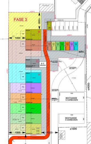 <p>Bent u op zoek naar energiezuinig en zorgeloos wonen? Een ideale investering? Of zoekt u eerder een moderne woning met oog op kwaliteit &amp; comfort? Gevonden!</p>
<p> </p>
<p>In de tweede bouwlijn en op een boogscheut van oprit E40 Aalst vinden we dit uitstekend gelegen nieuwbouwproject Eliani met 8 halfopen en gesloten bebouwingen. Elke woning in deze moderne verkaveling beschikt over 3 slaapkamers, een afgesloten privé tuin, een private berging en een autostaanplaats.</p>
<p> </p>
<p>Zo gebruikt men 'floor to ceiling windows' voor zoveel mogelijk lichtinval en geniet je van een lage energiefactuur dankzij de zonnepanelen, de regenwaterput en de warmtepomp (vloerverwarming &amp; koeling met ingebouwde boiler).</p>
<p> </p>
<p><u>Indeling W5</u></p>
<p>Via de inkomhal met apart toilet komen we in de leefruimte met half open keuken met aansluitend een berging. Dankzij de ingewerkte schuiframen is er geen opstap naar het terras met afgesloten tuin. Op de bovenverdieping vinden we 3 slaapkamers, wasplaats en de badkamer met inloopdouche, bad en dubbele lavabo en toilet.</p>