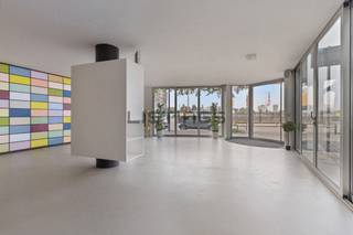 Showroom aan de Jordaenskaai.Indeling:Men komt meteen binnen in de ruime showroom met overal brede raampartijen voor een maximale zichtbaarheid en...