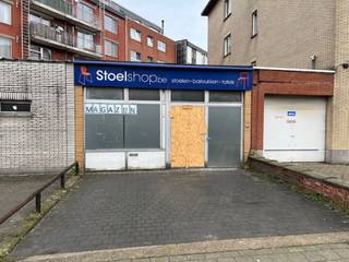 Goed gelegen magazijn te huur ( 130m²)<br /><br />In het magazijn is er een aparte wc voorzien.<br /><br />Voor meer info of een bezoek ter plaatse kan u vrijblijvend contact opnemen met Philip op het nr.: 0476/999.029 of philip@reds.be