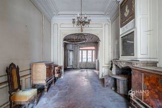 <p><span>Een pand als dit kom je niet elke dag tegen. Achter de imposante gevel van dit statige herenhuis schuilt een woning boordevol karakter, authentieke details en vooral: mogelijkheden. Verdeeld over maar liefst 3 volwaardige verdiepingen en 3 tussenverdiepingen biedt het pand een bewoonbare oppervlakte van circa 392 m² en een uitzonderlijke basis voor wie een uniek renovatieproject zoekt.</span></p><p><span>Het herenhuis bevindt zich op de Plantin en Moretuslei, op een centrale locatie nabij het stadscentrum. Het Stadspark bevindt zich vlakbij en ook winkels, scholen, horeca en openbaar vervoer zijn vlot bereikbaar. Dankzij de nabijheid van de Ring en belangrijke verbindingswegen geniet je bovendien van een uitstekende bereikbaarheid met de wagen.</span></p><p><span>De woning is volledig te renoveren, maar heeft haar oorspronkelijke grandeur allerminst verloren. Hoge plafonds, indrukwekkend sier- en lijstwerk, authentieke schouwen, houten vloeren, hoge binnendeuren en royale raampartijen vormen doorheen het pand een prachtige herinnering aan het oorspronkelijke karakter. Elementen die na een doordachte renovatie opnieuw volledig tot hun recht kunnen komen.</span></p><p><span>Ook aan ruimte is er geen gebrek. De woning strekt zich uit over 3 verdiepingen en 3 tussenverdiepingen, waardoor de mogelijkheden bijzonder uitgebreid zijn. De royale kamers, hoge plafonds en vele afzonderlijke ruimtes bieden alle vrijheid om het pand opnieuw in te delen en af te werken volgens eigen smaak en noden.</span></p><p><span>Een karakterpand met een verleden én bijzonder veel toekomst. Ben jij klaar om de oorspronkelijke grandeur van dit herenhuis opnieuw tot leven te brengen? Dan is dit een renovatieproject dat je gezien moet hebben.</span></p><p><span>Bewoonbare opp. 392 m² – ref.: bruto vloeropp. Voor meer info of een gratis schatting surf naar www.hansimmo.be</span></p><p><span> </span></p>