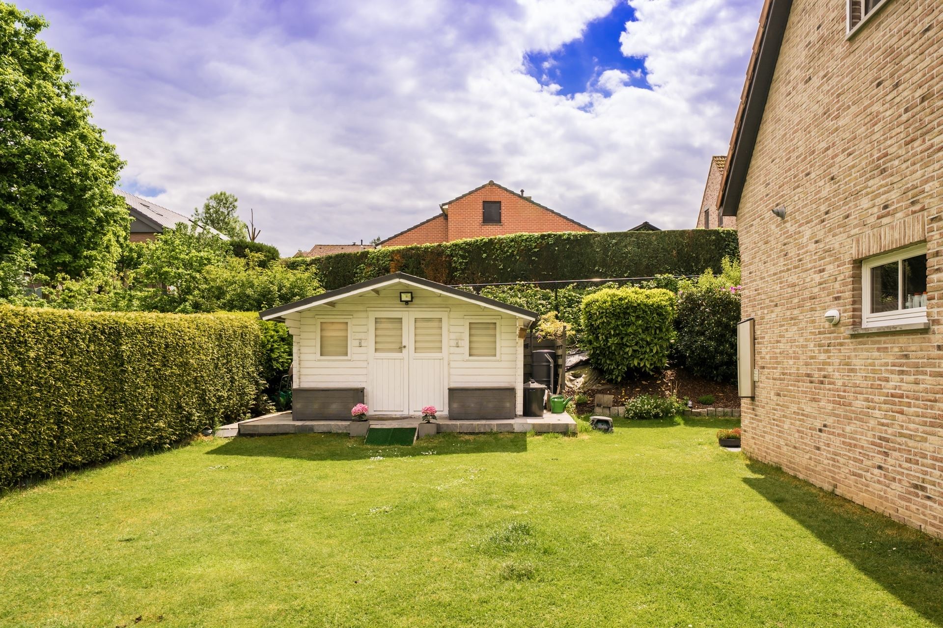  Move-in ready detached home in a location within a highly sought-after residential area - photo 4