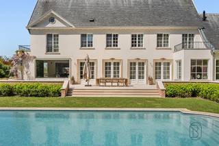 Een unieke kans voor wie op zoek is naar een uitzonderlijk afgewerkte klassewoning met zwembad, poolhouse/kantoor (ook apart toegankelijk) en dit op een strategische locatie. <br /><br />Deze Franse villa uit 1960 (architect Jules Delarue) werd in 2021 volledig en smaakvol gerenoveerd met respect voor haar karakter.<br /><br />De woning biedt lichtrijke, ruime leefruimtes en een open gevoel. Buiten geniet u van een aangelegde oprit in Belgisch porfier, parkeerruimte, garage, tuin met robotmaaier en ruime terrassen in oud marmer. Het zwembad (2021, Bob Monteyne) in lichtgrijze mozaïek is volledig uitgerust met automatisch onderhoud, rolluik met ledlamellen en onderwaterverlichting. Het poolhouse/kantoor met eiken kap, vloerverwarming en natuursteen is polyvalent in te richten.<br /><br />Indeling: inkomhal met originele marmeren vloer, houten trap en smeedijzerwerk, vestiaire en gastentoilet in marmer. Bureau met maatkasten en pivotdeur. Ruime leefruimte met haard, parket en sierlijsten. Luxe leefkeuken in natuursteen met vloerverwarming, Miele-toestellen, marmeren eiland met PITT-fornuis en ingewerkte audio. Aansluiting naar poolhouse. Domotica voor verwarming, verlichting en zwembad.<br /><br />De woning is volledig onderkelderd met o.a. wijnkelder, wasplaats, berging en mancave. Op de eerste verdieping: 4 slaapkamers met maatkasten, 3 marmeren badkamers en een dressing (25 m²). De tweede verdieping biedt 2 polyvalente ruimtes (bureau, speelkamer, extra kamers, cinemaruimte met airco) met douche en toilet.<br /><br />Extra: maatwerk (Interieur Projects), schilderwerken (Wouter Vanlerberghe), verlichting (Trizo), ramen (Pouleyn), alarmsysteem. Centrale verwarming op aardgas, dubbele beglazing, conforme elektriciteit.<br /><br />Een uitzonderlijke woning waar luxe, ruimte en afwerking samenkomen.