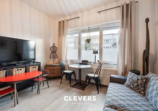 Welkom in dit charmant appartement, gelegen op de gelijkvloerse verdieping van een kleinschalige residentie met slechts drie woonunits.Bij...