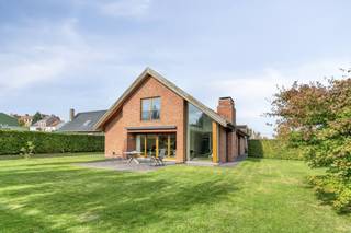 In Louise-Marie in Maarkedal, op een goedgelegen perceel van 1237 m² vinden we deze knappe eigendom terug. De woning biedt het perfecte canvas om nog naar eigen smaak af te werken. De up to date technieken laten niet vermoeden dat deze woning in 2005 gebouwd werd.Het huis baadt in het licht door de vele hoge lichtpartijen. INDELING: GelijksvloersInkomhal met toilet - woonkamer met bureauhoek - eetkamer - keuken - slaapkamer 1 - badkamer met inloopdouche - berging - garage - technische berging1e verdiepingnachthal - slaapkamer 2 (mogelijkheid tot opsplitsen naar 2 kamers) - masterslaapkamer met mogelijkheid tot dressing en badkamer. Troeven: - EPC B - warmtepomp geplaatst in 2020 (lucht/water) - 24 zonnepanelen - ventilatiesysteem D - regenwaterput 10.000l - domotica systeem - alarmsysteem - aangelegde tuin - voorzieningen zwembad liggen klaar