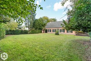 Op een uitstekende locatie te Keerbergen bevindt zich deze karaktervolle hoevewoning met 3 slaapkamers, een ruime garage en een geheel aangelegde tuin op een perceel van 1836 m². De woning combineert een aangename, groene omgeving met een centrale ligging nabij het centrum, winkels, scholen, sportfaciliteiten en het openbaar vervoer.<br /><br />We betreden de woning via de inkomhal met vestiairemogelijkheden en een apart gastentoilet. De aangename, lichtrijke leefruimte authentieke open haard biedt volop mogelijkheden om een gezellige zithoek en een aparte eetplaats in te richten. Aansluitend bevindt zich een aparte kamer die naar eigen wens ingericht kan worden als bureau, leeshoek of speelhoek. De praktische keuken is voorzien van de voornaamste toestellen en kijkt uit op de geheel aangelegde, zuid-georiënteerde tuin waarin u steeds in alle rust en privacy kan te genieten van het mooie weer. Verder vinden we op het gelijkvloers de master bedroom, een badkamer met douchebad en dubbele lavabo, een wasplaats met bergruimte en een ruime inpandige garage. De nachthal op de eerste verdieping geeft ons toegang tot 2 ruime slaapkamers, een aparte toilet en de tweede badkamer de welke is uitgerust met een douchebad en een lavabo. Als extra troef beschikt de woning ook over een ruime zolder die, mits verdere afwerking, perfect kan worden ingericht als 2 bijkomende slaapkamers en eventueel een extra badkamer. De woning werd geheel nieuw opgebouwd in 1975 met gebruik van heel wat authentieke materialen uit de 18de en 19de eeuw (witte kruisvensters, balken in de woonkamer, schouwbalk, voordeur, dorpels).<br /><br />U bent verplicht deze woning binnen de 6 jaar na aankoop grondig energetisch te renoveren tot minimum EPC-label D.  <br /><br />Dit is een uitstekende opportuniteit voor wie op zoek is naar een karaktervolle woning met 4 slaapkamers, een ruime tuin en een gunstige ligging nabij het centrum van Keerbergen. Contacteer ons voor meer informatie op 0479/47.09.61 of neem een kijkje op www.boonstravastgoed.be.<br /><br />Bijzonderheden:<br />- 3 slaapkamers<br />- Uitstekende locatie<br />- Veel mogelijkheden