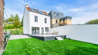 Ben je op zoek naar een ruime woning , volledig gerenoveerd en met een mooie tuin, en dat op geen 5 km van Leuven (station) ? Dan heeft Immo3000 deze woning te koop voor jou in de buurt van Leuven.<br />Indeling : inkom, grote open ruimte met nieuwe geinstalleerde keuken, eetplaats en living. <br />Schuifraam naar een groot terras en eerste tuin , met aansluitend nog een hele grote tuin. Kleine kelder.<br />Eerste verdiep : 3 grote slaapkamers met mooie parket en ruime badkamer met bad en douche. <br />Tweede verdiep : nog 2 slaapkamers en een ruime douchekamer.<br />Volledig gestript en gerenoveerd in 2026 : warmtepomp , zonnepanelen, nieuwe ramen dubbel glas, alles blinkenieuw.<br />Parkeergelegenheid naast de woning, bushalte vlakbij, dus alle mobiliteit terwijl deze straat zeer rustig gelegen is op de grens Kessel-Lo en Linden (omgeving Kastaar). Scholen en winkels van Linden en Kessel-Lo/Leuven op fietsafstand.<br />Meer weten ? Bezoeken uitsluitend op afspraak, boek uw bezoek via 016 60 3000 of info@immo3000.be . Eerst is eerst, prijs is vast.