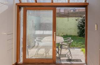 Charmant herenhuis met 5 volwaardige slaapkamers en een zuidgerichte tuin, rustig gelegen te Zeebrugge. Deze enorme woonst beschikt over een vloeroppervlakte van ca. 254 m² en is mits enkele opfrissingen volledig instapklaar. Overal centrale verwarming op aardgas, asbestveilig en met een energielabel C. <br /><br />De historische gevel, opgenomen in de lijst van vastgesteld bouwkundig erfgoed, zorgt voor een karaktervolle uitstraling aan de buitenkant. De hoge plafonds en authentieke elementen zorgen voor absolute charme aan de binnenkant. <br /><br />Indeling: imposante traphal met gastentoilet, een grote woonkamer met mooie plankenvloer, een grote keuken met zicht en toegang naar de tuin. De tuin zelf is volledig zuidgericht en heerlijk windstil. Met wat liefde kunt u deze plaats ongetwijfeld omvormen naar een fantastische buitenruimte. Boven zijn er maar liefst 5 slaapkamers, een aparte bureau of hobbykamer en een ruime badkamer met douche en ligbad.<br />Als laatste nog een grote zolder die naar eigen wens en smaak kan ingericht worden. <br /><br />Een uniek pand met een overvloed aan charme en ruimte.<br />Een buitenkans voor grote gezinnen. <br /><br />Uw bezoek vastleggen? <br />Contacteer Sacha Vanrafelghem op GSM 0487/43.79.10.