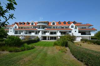 Exclusief Tuin tuinappartement in het Zoute, genietend van de perfecte zuid-oriëntatie, gelegen in het exclusieve domein de "Tennis Gardens",...