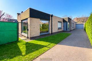 <p>CHARMANTE OPEN BEBOUWING met 3 SLAAPKAMERS en TAL VAN MOGELIJKHEDEN. De woning is gelegen op een GEGEERDE LOCATIE in Mariakerke, nabij Gent, met een VLOTTE VERBINDING naar INVALSWEGEN, winkels en andere voorzieningen. De GELIJKVLOERSE WONING werd reeds GEDEELTELIJK GERENOVEERD, waardoor er GEEN RENOVATIEVERPLICHTING van toepassing is. Bovendien vormt de CONFORME ELEKTRICITEIT een SOLIDE BASIS om de woning VERDER AF TE WERKEN naar eigen smaak. Via de inkomhal met vestiaire en gastentoilet komt u in de LICHTRIJKE WOONKAMER. Aansluitend bevindt zich de nog te vernieuwen keuken met ZICHT OP DE TUIN, aangevuld met een PRAKTISCHE BERGING/WASPLAATS. Verder omvat de woning 3 VOLWAARDIGE SLAAPKAMERS en een VERNIEUWDE BADKAMER. Buiten geniet u van een RUIME OPRIT, een APARTE GARAGE en een ONDERHOUDSVRIENDELIJKE TUIN met terras. Dankzij de PRAKTISCHE INDELING en de RUIME VOLUMES is dit de IDEALE GEZINSWONING voor wie COMFORTABEL en RUSTIG wil wonen nabij Gent.<br /><br />Adres: Melkweide 23 te Mariakerke<br /><br />G-score en P-score A, Geen renovatieverplichting van toepassing</p>