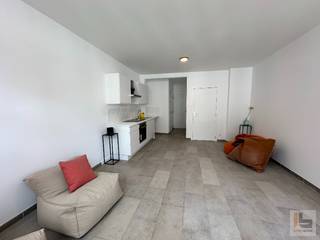 Dit appartement maakt deel uit van een kleinschalige residentie bestaande uit 4 entiteiten. <br /><br />Het appartement (oppervlakte 43 m<sup>2</sup>) bevindt zich op de 1ste  verdieping en omvat een lichtrijke leef- en woonruimte met open keuken, een nachthal met apart toilet, een slaapkamer en een aanpalende badkamer met douche en  lavabomeubel. Ideaal als investeringsvastgoed, ouders met studerende kinderen of als starterswoning!<br />Dit appartement is niet verhuurd en aldus onmiddellijk beschikbaar bij het verlijden van de akte.<br />(NOOT: de foto's die bij deze publicatie zijn van een identiek appartement op de 2de verdieping)<br /><br />Het appartement beschikt over individuele meters voor gas en elektriciteit. Voor het water is er een tussenteller voorzien.<br />EPC: 261 kWh/m2 jaar ( LABEL C)<br /><br />EXTRA TROEVEN:<br />-  individuele CV op aardgas, recente verwarmingsketel<br />-  volledig instapklaar en vrij bij akte<br />- conformiteitsattest aanwezig<br />- beperkte gemeenschappelijke kosten<br /><br />Bezoek na afspraak met Immoboss:  stefaan@immoboss.be of 0497 02 44 33<br /> 