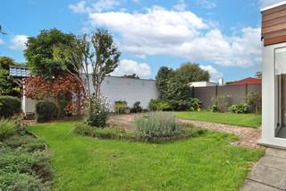 <p>Bent u op zoek naar een instapklare gezinswoning waar u zich meteen thuis voelt? Dan is deze verzorgde woning, rustig gelegen in een aangename woonwijk, absoluut een bezoek waard.<br /><br /></p>
<p>Via de inkomhal betreedt u de woning. Deze is voorzien van een praktische vestiaireruimte en een gastentoilet met handenwasser. Op het gelijkvloers bevindt zich een ruime en gezellige doorzonleefruimte die mooi aansluit op de keuken. Zowel vanuit de leefruimte als de keuken geniet u dankzij de grote raampartijen van veel natuurlijke lichtinval en een aangenaam zicht op de tuin.<br /><br /></p>
<p>Via de keuken heeft u rechtstreeks toegang tot de praktische garage met automatische sectionaalpoort en veel lichtinval. Aansluitend bevinden zich een technische berging, waar de recente cv-ketel (2024) is ondergebracht, en een handige provisieruimte, ideaal voor extra voorraad.<br /><br /></p>
<p>Op de eerste verdieping bevinden zich drie volwaardige slaapkamers en een badkamer, uitgerust met een bad/douche combinatie, een enkel lavabomeubel en een toilet.<br /><br /></p>
<p>De ruime zolderverdieping is bereikbaar via een uittrektrap en werd reeds geïsoleerd. Deze biedt heel wat extra opbergruimte.<br /><br /></p>
<p>Ook buiten is het heerlijk vertoeven. De fraai aangelegde tuin geniet van een zonnige zuidwestelijke oriëntatie en is eveneens bereikbaar via een praktische zij-ingang met poortje. De ruime tuinberging biedt volop plaats voor tuinmateriaal en kan bovendien perfect dienstdoen als handige werk- of hobbyruimte.<br /><br /></p>
<p>Graag laten we u deze aangename gezinswoning persoonlijk ontdekken. Neem gerust contact met ons op voor bijkomende informatie of een bezoek via verkoop@homevast.be of 03 344 77 44.</p>