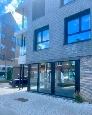 Dit prachtige nieuwbouw hoekpand, gelegen aan de Armand De Riemaeckerstraat in het centrum van Ninove, biedt een uitstekende commerciële...