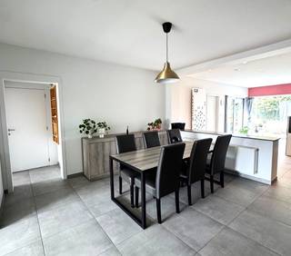 ZAT 6/6 - 1ste BEZOEKDAG OP AFSPRAAK 0488 85 81 84 Totaal gerenoveerde woning van 2016-2017 op een perceel van 840 m², met oog voor comfort, ruimte...