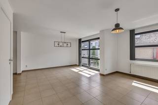 <p>In een doodlopende straat nabij het centrum van Ninove bevindt zich <strong>dit ruime appartement op de eerste verdieping</strong>. Het gebouw omvat zeven appartementen en dateert van 2006/2007. Winkels, scholen en openbaar vervoer bevinden zich in de nabijheid. Een grote troef is <strong>de rustige living</strong> nabij weilanden en toch ook onmiddellijke toegang naar verbindingswegen en het centrum. U komt het appartement binnen via de inkomhal en loopt zo door naar de gezellige living met deels vernieuwde keuken. Verder vinden we een ruime berging/kamer, een badkamer, een toilet, <strong>twee slaapkamers en een ruim terras.</strong> Het appartement beschikt over <strong>een balkon en een autostaanplaats</strong>. Lift aanwezig - CV op aardgas - Buitenschrijnwerk in aluminium en dubbel glas - <strong>EPC B. </strong>(Maatregelenregister en stedenbouw in aanvraag).</p>