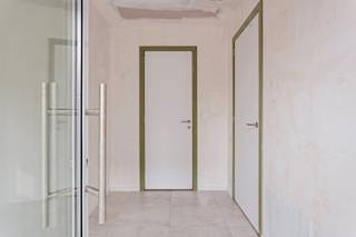 Appartement de nouvelle construction (surface brute : 76,48m²) situé au rez-de-chaussée d'un immeuble récent et comprenant : hall d'entrée privé avec toilettes séparées, living très lumineux avec cuisine ouverte entièrement équipée, 1 chambres (11m²), salle de douche avec lavabo simple et douche et un débarras (7m²) avec raccordement pour machine à laver. En outre, l'appartement dispose d'une pompe à chaleur et d'un agréable jardin avec terrasse. Obligation d'acheter une place de parking souterrain (19.500 EUR hors frais) ou un garage box (29.500 EUR hors frais). L'appartement est vendu sous le régime de la TVA. Première occupation! PEB: A.