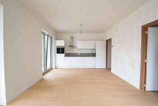 Ontdek dit prachtig 1-slaapkamer nieuwbouwappartement, gelegen op de hippe en sterk in ontwikkeling zijnde Slachthuissite in Antwerpen. Deze buurt combineert modern wonen met een levendige omgeving, op korte afstand van het centrum, winkels, openbaar vervoer, gezellige horecazaken en parken.<br />Het appartement biedt een lichtrijke leefruimte met open keuken, perfect voor comfortabel en hedendaags wonen. De ruime slaapkamer zorgt voor de nodige rust en privacy. Aansluitend is er een aangenaam terras waar je kan genieten van de buitenlucht.<br />Bovendien wordt het appartement volledig geschilderd en voorzien van moderne verlichting, zodat je zonder zorgen kan verhuizen en meteen kan genieten van je nieuwe thuis.<br />Dankzij de energiezuinige nieuwbouw (lage EPC-waarde) geniet je van een lagere energiefactuur én optimaal wooncomfort.<br />De maandelijkse lasten bedragen 125 euro incl verwarming, warm water, onderhoud binnentuin, onderhoud gemeenschappelijke delen,...<br /><br />Contacteer ons snel voor een bezoek ter plaatsen!