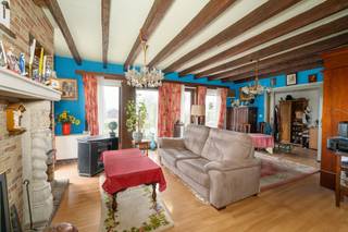 <p><strong>Ligging &amp; indeling</strong></p><p>In het charmante en groene Boekhoute bevindt zich deze vrijstaande woning op Meuleken 50, een unieke kans voor wie op zoek is naar een rustig gelegen huis met tal van mogelijkheden. De woning ligt in een verkeersarme regio, waardoor u er kunt genieten van absolute sereniteit, open landschappen en een onbelemmerd zicht op het karakteristieke polderlandschap.</p><p>Bij het betreden van de woning komt u binnen in een gezellige leefruimte die naadloos aansluit op de open keuken. De grote ramen zorgen voor veel natuurlijk licht en brengen het landelijke uitzicht volledig tot zijn recht. De woning beschikt verder over twee slaapkamers, ideaal voor een klein gezin, koppel of hobbyruimte.</p><p>Aan de tuinzijde bevindt zich een ruime veranda, perfect om het hele jaar door van de groene omgeving te genieten. Deze ruimte biedt tal van mogelijkheden als eetruimte, ontspanningshoek of uitbreiding van de leefruimte. Daarnaast is er een inpandige garage, die zowel praktisch als veelzijdig is in gebruik.</p><p>De woning is te moderniseren, wat u de kans geeft om alles naar eigen smaak en comfort te renoveren. Met zijn sterke basis, rustige ligging en magnifieke uitzichten vormt dit pand een bijzonder aantrekkelijk geheel voor wie droomt van wonen in alle rust en groen.</p><p><br /></p><p>UW DROOMWONING? ZO GEVONDEN!</p>