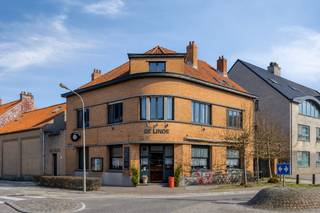 Dit veelzijdige gebouw voor gemengd gebruik biedt een unieke combinatie van wonen en ondernemen. De eigendom omvat een karaktervolle polyvalente zaal met feestzaal, ideaal voor evenementen, feesten, praktijkruimte, ruimte zelfstandige activiteiten, vrije beroepen of professionele activiteiten. Aansluitend bevindt zich een aangename buitenruimte met zuidoriëntatie, waar binnen en buiten harmonieus in elkaar overvloeien.<br /><br />Op het gelijkvloers is er eveneens een gezellig, vintage café (intact interieur van 1951 met houten lambriseringen en spiegels, zoals je ze nog zelden aantreft. De kroegruimte telt circa 50 zitplaatsen en heeft een praktische kelder ( met 4 kelderruimtes). <br /><br />De twee bovenverdiepingen herbergen een volwaardig woonhuis met vijf slaapkamers, een grote woonkamer ( momenteel ingericht als vergaderruimte) en een badkamer. Perfect voor wie wonen en werken wil combineren.<br /><br />De ligging is een absolute troef: nabij de luchthaven van Zaventem, met een vlotte verbinding naar de autostrade en een bushalte op wandelafstand.<br /><br />In 2023 werd het gebouw gerenoveerd, inclusief de plaatsing van zonnepanelen, wat bijdraagt aan de energiezuinigheid.<br /><br />Kortom, een harmonieuze combinatie van privéwoonst en commerciële mogelijkheden, waarbij binnen en buiten elkaar perfect aanvullen en tal van opportuniteiten bieden.<br /><br />Interesse? Neem contact op via 0474/38 63 93 of mail naar lotte@immogve.be<br />.