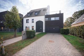 Voor verdere info of een bezoek: Joeri.vandeven@homixx.be of 016 199 346.<br /><br />In een exclusieve residentie in de Lindenlaan te Tremelo stellen we u graag dit prachtig, lichtrijk dakappartement voor. <br />Met een bewoonbare oppervlakte van 112 m² combineert deze kwalitatieve woning hedendaags wooncomfort, ruimte en een uitstekende energiezuinigheid.<br /><br />Via de inkomhal bereikt u de ruime en lichtrijke leefruimte met een stijlvolle open keuken, uitgerust met de nieuwste toestellen. Dankzij de grote raampartijen stroomt het daglicht hier optimaal binnen. (screens aanwezig) Aansluitend bevindt zich een ruim en zuidelijk gericht terras (met zonneluifel), ideaal om in alle rust te genieten. Dit terras is volledig privatief en beschikt over een gezellige groenzone.<br /><br />Het appartement beschikt over twee volwaardige slaapkamers, een gastentoilet en een verzorgde badkamer met bad en inloopdouche. Daarnaast is er een praktische berging/wasplaats en een handige kelderberging voor extra opbergruimte. Tot slot is er nog een ruime zolder aanwezig voor extra ruimte..<br /><br />Uw wagen parkeert u bovendien vlot op de bijhorende staanplaats in de garage. (verplicht bij te kopen aan €20.000)<br /><br />Ook op technisch vlak laat dit pand niets te wensen over: met een gunstige EPC-score A, een conforme elektriciteitsinstallatie, airco en aangename vloerverwarming geniet u hier van een uiterst energiezuinig en toekomstgericht comfort!<br /><br />Een unieke opportuniteit voor wie op zoek is naar zorgeloos en kwaliteitsvol wonen in Baal.