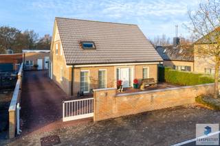 Statige, ruime villa met grote loods en ingerichte studio.Deze mooie  en ruime villa biedt een uitzonderlijke combinatie van wonen en werken. De...