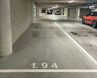Deze autostaanplaats is gelegen in het privatieve gedeelte van de parkeergarage onder Quartier Bleu in Hasselt. Comfort gegarandeerd, want je moet niet meer zoeken naar een parkeerplek in de drukte. <br /><br />Binnen- en buitenrijden doe je langs de in- en uitgang op de Gelatineboulevard. Via de automatische sectionale poort kan je de privatieve parkeerplaatsen bereiken. <br /><br />Info:<br /><br />Onmiddellijk beschikbaar<br />Afmetingen:<br />- 2,80 meter breed<br />- 5,00 meter diep<br /><br />De snelste manier om een bezoek te brengen aan deze autostaanplaats? Vraag je bezoek aan via de rode knop op onze website (www.dewaele.com).<br /><br />Telefonisch kunnen er geen afspraken gemaakt worden. Bij andere vragen kun je ons telefonisch contacteren via 011 30 50 50.<br /><br />Tot binnenkort