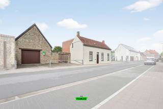 In het charmante Gijverinkhove, een landelijke deelgemeente van Alveringem, vind je deze verrassend ruime woning met loods. Met een...