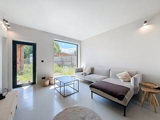 Bent u op zoek naar een gezellige alleenstaande woning in Beveren-Leie? Dan is dit zeker iets voor u! De woning werd volledig gerenoveerd en beschikt over een grote tuin.<br /><br />INDELING<br /><br />- inkomhal met gastentoilet <br />- volledig geïnstalleerde keuken<br />- leefruimte<br />- droge kelder<br />- grote tuin met berging die voorzien is als wasplaats (wasmachine, droogkast etc)<br />- slaapkamer 1<br />- slaapkamer 2 voorzien van screens en ingemaakte kasten<br />- badkamer voorzien van inloopdouche, dubbele lavabo en verwarmingselement voor handdoeken<br />- toilet boven<br /><br />ALGEMEEN<br /><br />- volledig gerenoveerd<br />- grote tuin<br />- dicht bij invalswegen<br />- ideale starterswoning<br />- carport<br /><br />De snelste manier om een bezoek te brengen aan deze woning? Vraag je bezoek aan via de rode knop op onze website (www.dewaele.com) en je wordt gecontacteerd door onze verhuurexpert Jolien. Telefonisch kunnen er geen afspraken gemaakt worden. Bij andere vragen kun je ons telefonisch contacteren via 056 605 605.