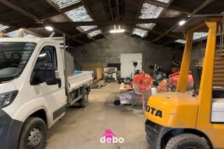 Alleenstaand magazijn op agrarische grond.Ideaal voor stapelen en magazijn.Nu momenteel gebruikt door tuinman- Totale oppervlakte van ca. 1250m²-...