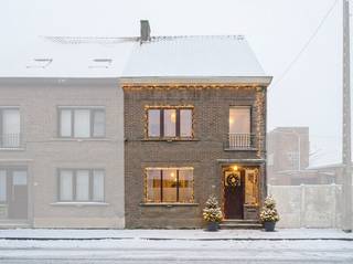 Gelegen aan de Gaversesteenweg, op een strategische locatie in Deinze, bevindt deze halfopen bebouwing zich op wandelafstand van winkels, scholen...