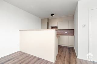 [[ DIT PAND NEEMT DEEL AAN DE ERA OPEN HUIZEN DAG OP 19/9 VAN 17:30 TOT 18:30 ]]
<h3>Licht en centraal gelegen appartement met twee terrassen</h3>

<p>Op zoek naar een appartement met een <strong>uitstekende ligging en een prachtig uitzicht</strong>? Dit aangename appartement op de <strong>5de verdieping</strong>, gelegen <strong>recht tegenover het station</strong>, combineert comfort met een bijzonder centrale ligging.</p>

<p>Het appartement beschikt over een aangename leefruimte met een <strong>nieuwe open keuken</strong>, ideaal voor wie houdt van een moderne en open woonbeleving. Dankzij de ligging op de hogere verdieping geniet u bovendien van een mooie lichtinval en een aangenaam uitzicht.</p>

<p>Er zijn <strong>twee slaapkamers</strong>, waardoor het appartement zowel geschikt is voor een koppel, een klein gezin als voor wie een extra kamer wenst als bureau of hobbyruimte.</p>

<p>Een grote troef zijn de <strong>twee terrassen</strong>: zowel vooraan als achteraan beschikt u over een buitenruimte waar u op elk moment van de dag heerlijk kunt genieten van het buitenleven.</p>

<p>Ook de locatie is bijzonder praktisch. <strong>Openbaar vervoer, scholen, winkelcentra en de sporthal</strong> bevinden zich allemaal op wandelafstand. Daarnaast is er <strong>parkeergelegenheid</strong> in de omgeving.</p>

<p><strong>Troeven:</strong></p>

<ul><li>Gelegen op de 5de verdieping</li><li>Recht tegenover het station</li><li>2 slaapkamers</li><li>Nieuwe open keuken</li><li>Terras vooraan én achteraan</li><li>Veel voorzieningen op wandelafstand</li><li>Nabij openbaar vervoer, scholen en winkelcentra</li><li>Sporthal in de onmiddellijke omgeving</li><li>Parkeergelegenheid</li></ul>

<p><strong>Een ideale combinatie van centrale ligging, comfort en buitenruimte. Een appartement dat zeker een bezoek waard is!</strong></p>