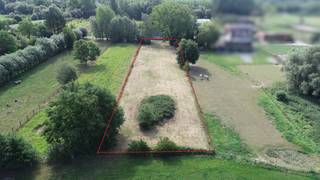 Aan de rand van Asse, in het landelijke Asbeek, vind je deze omheinde weide met een oppervlakte van 31a. De straatbreedte bedraagt 29m en een...