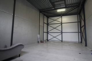 <strong>Nieuwbouw loods van 96 m² te huur langs de Schaapbruggestraat te Roeselare.</strong><br />Opgebouwd uit staalstructuur met beton onder element en sandwichpanelen + steeldeck
<ul>
	<li><strong>Sectionale poort met deur en glassectie </strong></li>
	<li><strong>Vrije hoogte van 6m </strong></li>
	<li><strong>Toegangssysteem met smartphone</strong></li>
	<li><strong>Drijfkracht 400V+N</strong></li>
	<li><strong>Ledverlichting </strong></li>
	<li><strong>Brandklasse C</strong></li>
	<li><strong>1 Parkeerplaats inbegrepen</strong></li>
</ul>
Huurprijs is € 537 / per maand (Ex. btw).<br />Prijs is inclusief alle bijkomende kosten (ORV en gemeenschappelijke kosten) <br /><br />Beschikbaar vanaf december.<br />Neem vrijblijvend contact op voor meer informatie. 