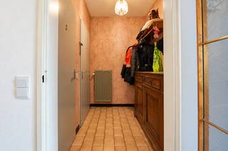Centraal gelegen appartement met 2 slaapkamers.<br /><br />indeling als volgt: inkomhal met apart toilet, keuken (voorzien van oven en 4 pits kookplaat), ruime living op laminaatparket, badkamer (voorzien van ligbad en lavabo), berging met aansluiting voor een wasmachine en 2 slaapkamers (14,5m² - 11m²).<br /><br />bijzonderheden: EPC Label A - elektriciteit conform - ramen PVC dubbel glas (2011) - meter voor gas, water en elektriciteit apart - CV Junkers (2011). <br /><br />Heden is het appartement verhuurd voor 660€ per maand.